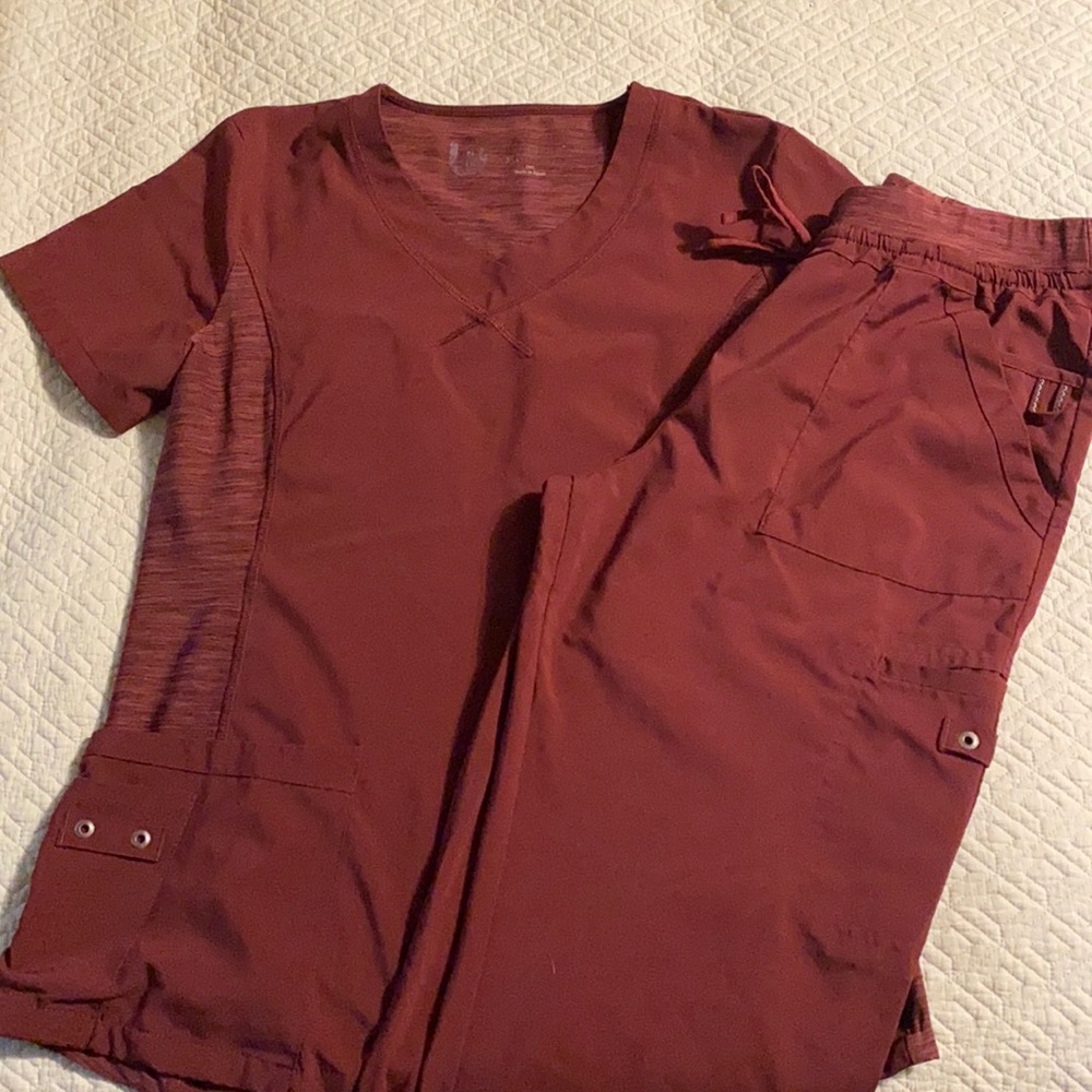 Urbane performance scrub set